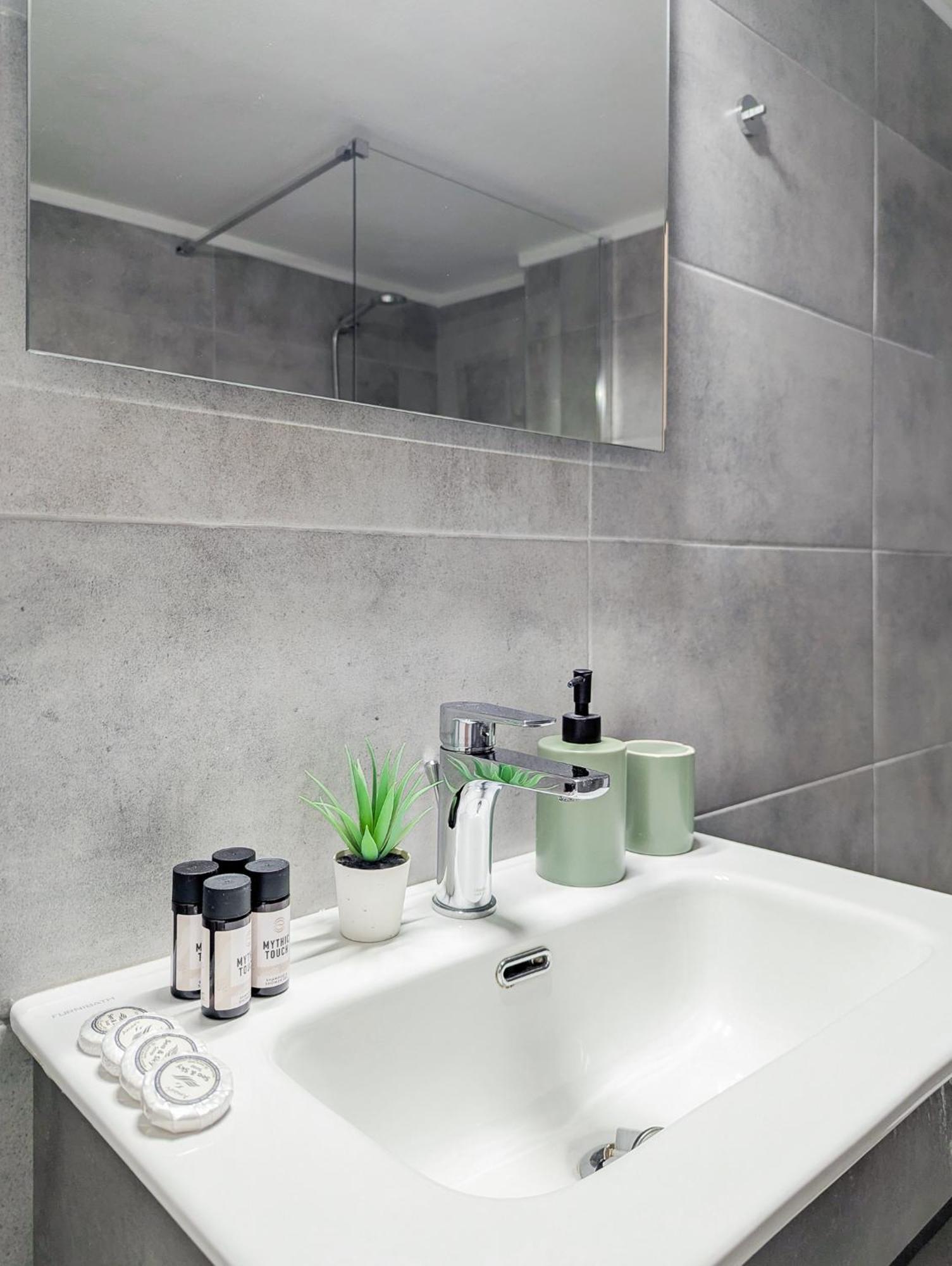Spacious Apt For 5 Guests Next To Acropolis&Metro Atenas Exterior foto